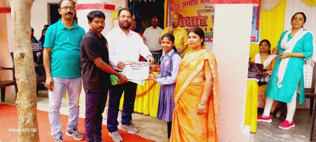 शाहपुर अभ्यास मध्य विद्यालय में दीक्षांत समारोह का आयोजन, बेहतर प्रदर्शन वाले बच्चो को मिला पुरस्कार
