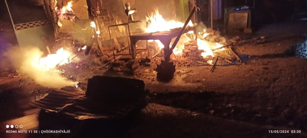 मदनपुर में शॅार्ट सर्किट से लगी आग , छह दुकान जलकर राख